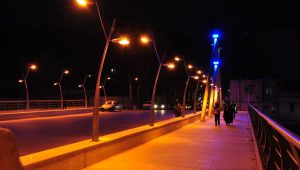 تأثیر نورپردازی پایه‌ چراغ پارکی بر فضای شهری در شب